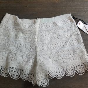 BB Dakota white lace scalloped shorts